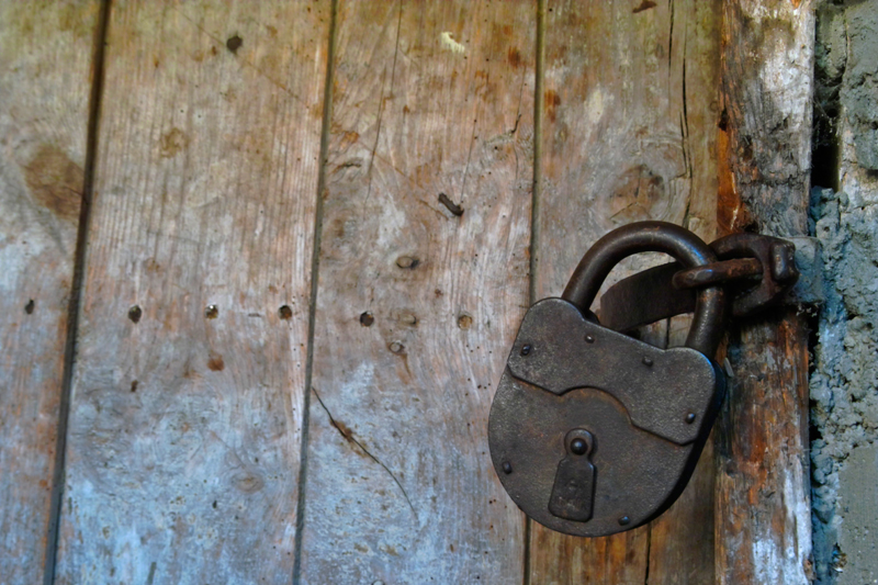 Катинарът държи старата врата изправена