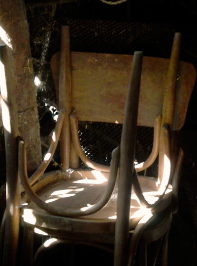 Старият стол вече не го държат нозете