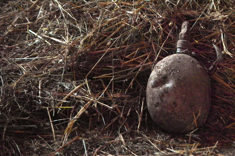 Манерката чака последната си целувка с нечии устни.