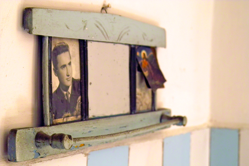 Старото огледало държи любимите образи