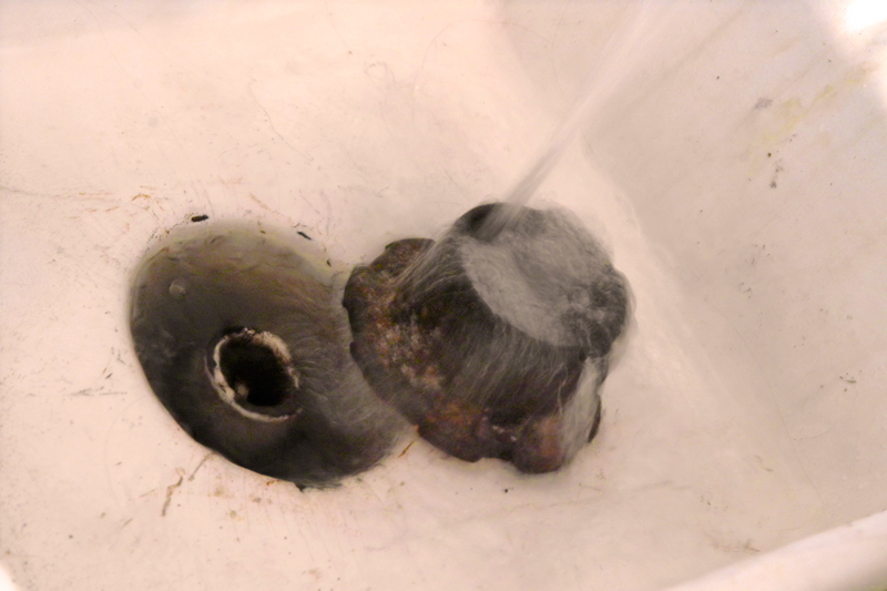 Окото на старата мивка дълги години се взира в познатите прегърбени фигури