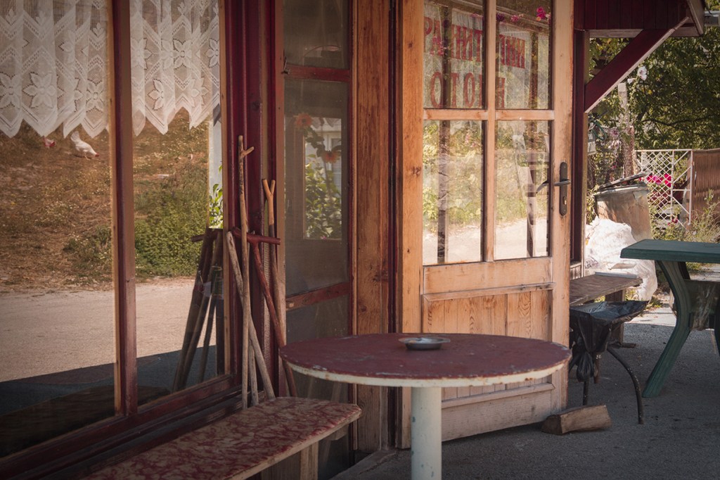 Всеки, който влиза в магазинчето на село Врата "паркира" бастунчето си отвън. Сноп от бастуни. Всеки бастун е с характера на собственика му.