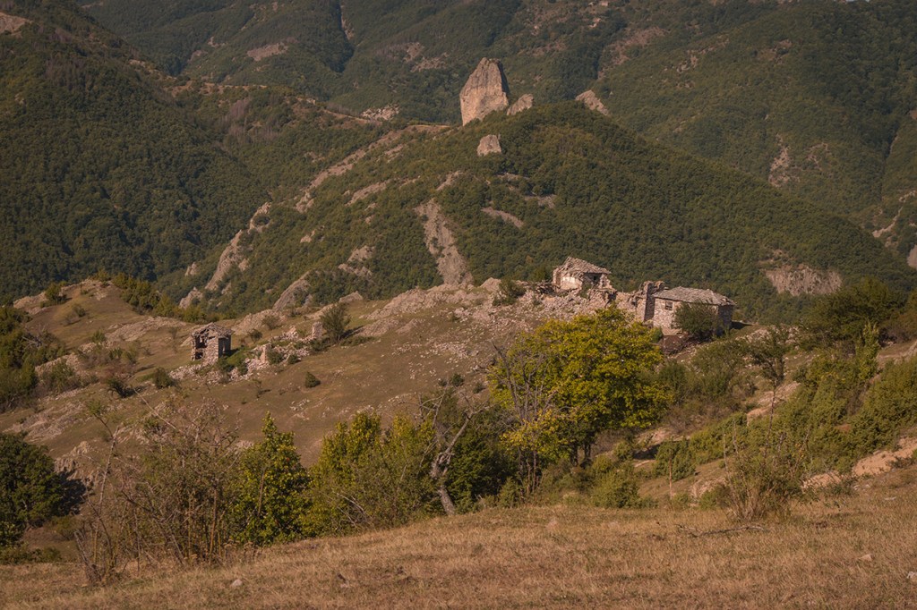 Над махалата Мумджидам се вижда Саръ кая (жълтата скала).