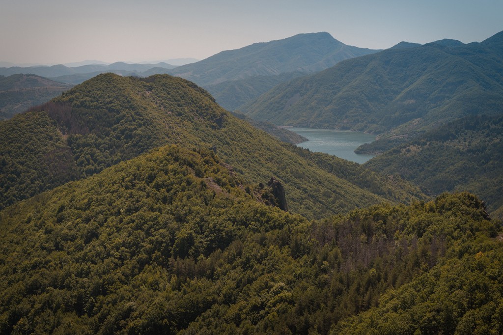 Поглед от връх Гьомдеш, към язовир Боровица.