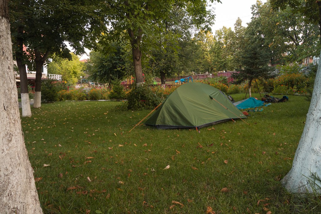Бивак номер четири - в градинката на кметството в Комунига.