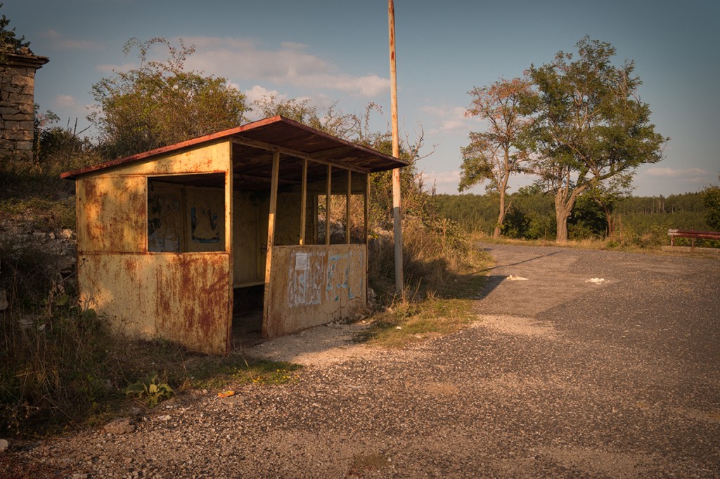 Самотна автобусна спирка в село Скална глава.